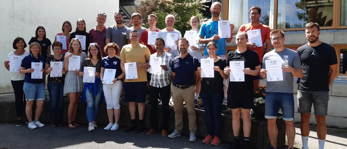 DJK Übungsleiter C Ausbildung Gruppenfoto mit Lizenzen zugeschnitten und optimiert