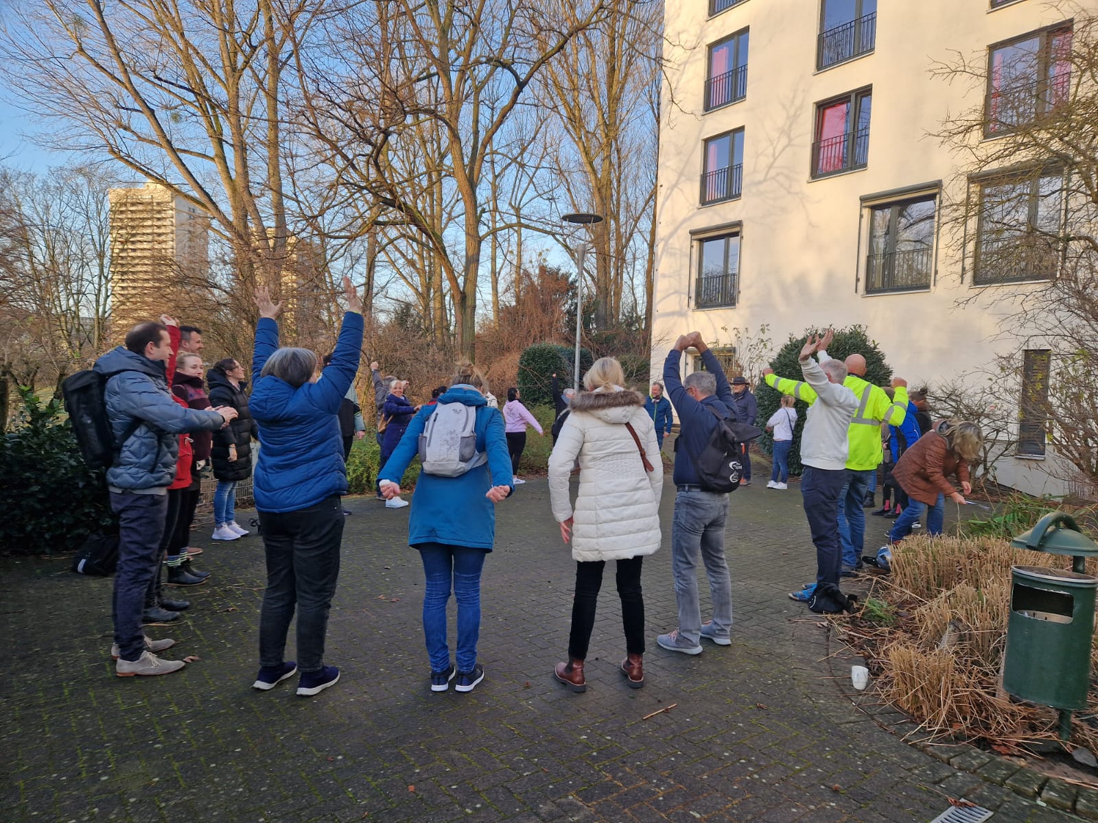 bewegter Morgenimpuls vor der Jugendherberge Köln-Riehl