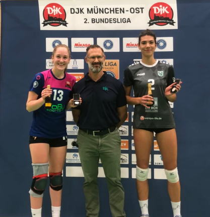 DJK-Geschäftsführer Markus Schuster mit den MVPs