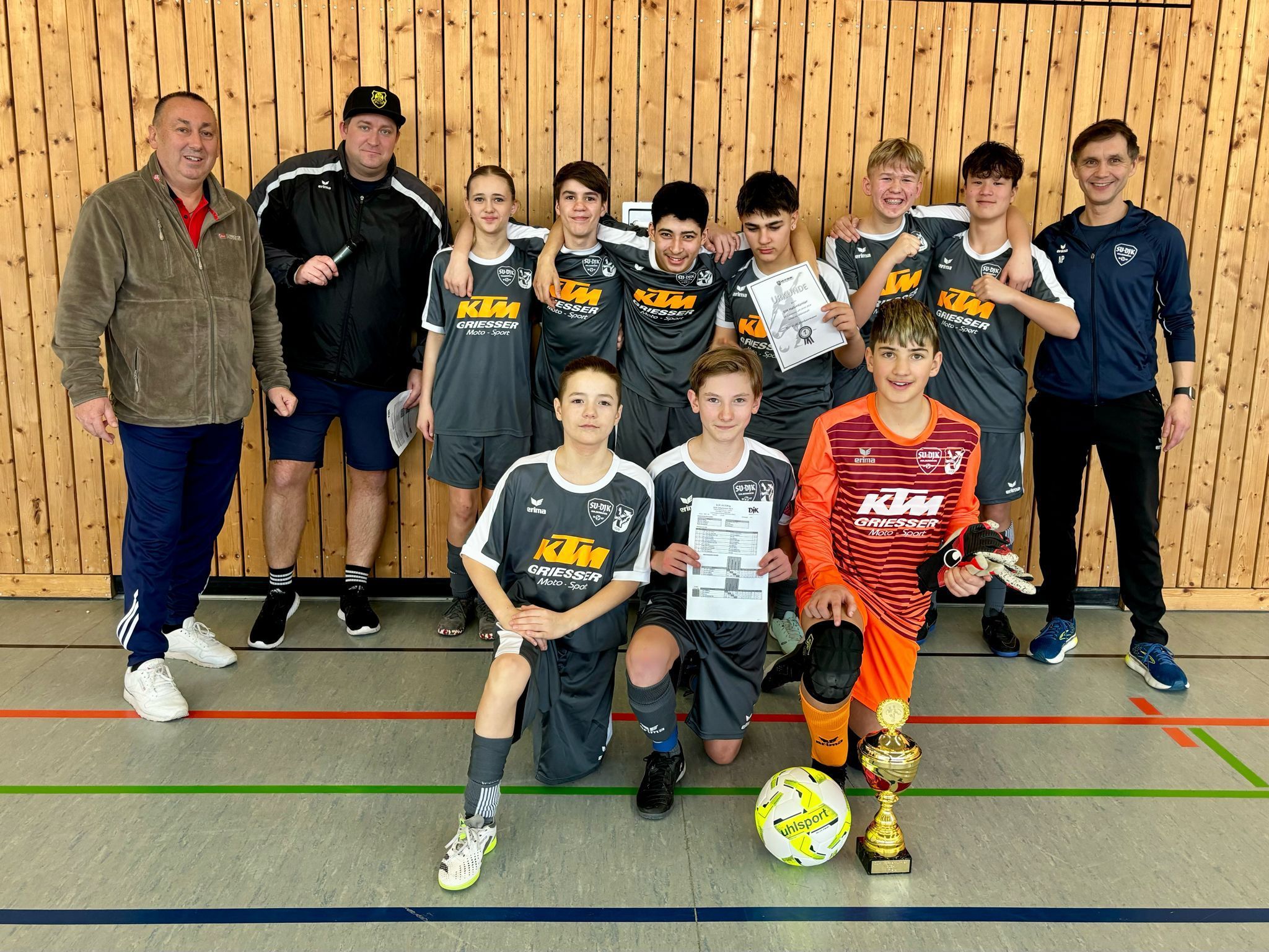 Sportwart Klaus Spagl (links) und Fachwart Fußball Christian Wittmann (2.v.l.) bei der Siegerehrung mit dem SV-DJK Kolbermoor (1. Platz)